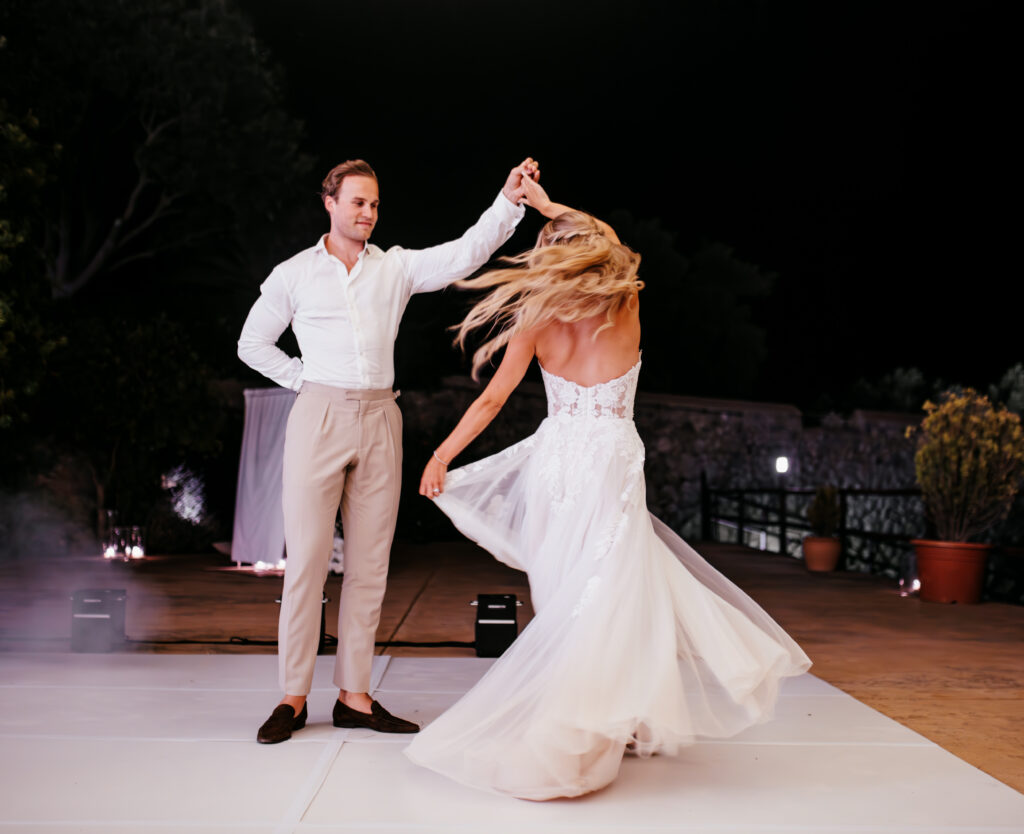 Hochzeitstanz-tanzendes-Brautpaar