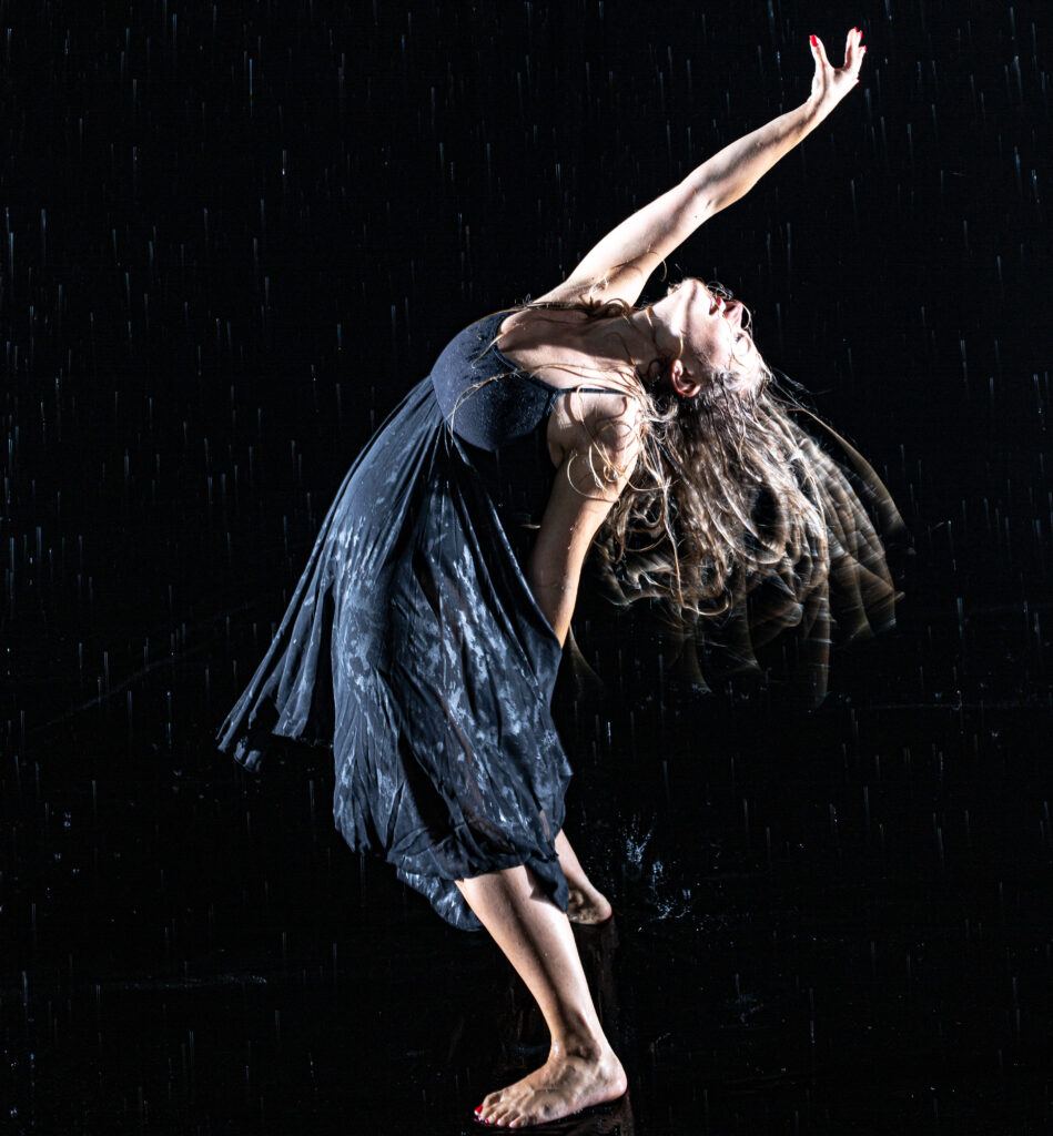 Tänzerin-Wendy-im-Regen